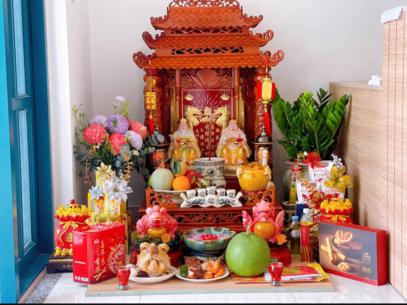 Bộ Bàn Thờ Thần Tài Mái Bằng Đồ Thờ Sứ Đỏ Đắp Nổi